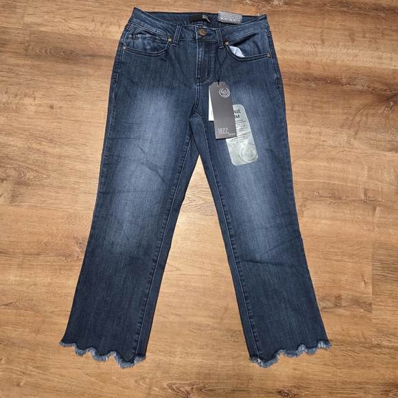1822 Denim Denim - 1822 Denim Women's Dark Blue Cropped Scallop Hem Jeans